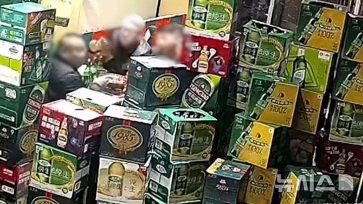 중국에서 다 마실 수 있으니 가게의 술을 모두 가져오라고 객기를 부린 손님 앞에 술 박스를 쌓아놓는 것으로 응수한 식당 주인의 영상이 소셜미디어(SNS)에서 화제를 모았다. 출처 : @sohu *재판매 및 DB 금지