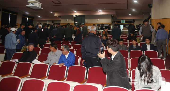 [고창=뉴시스] 11일 오후 고창 청소년수련관, 한전의 '345㎸ 신장성-신정읍 송전선로 건설사업 설명회', 사업설명을 듣는 것이 오히려 사업진행 절차를 도와주는 꼴이라며 참석한 주민들이 일제히 자리를 뜨고 있다. *재판매 및 DB 금지