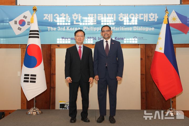 [서울=뉴시스] 김동배 외교부 아세안국장과 마샬 루이즈 알페레즈 필리핀 외교부 해양국 차관보는 11일 인천에서 개최한 '제3차 한-필리핀 해양대화'에서 기념촬영을 하고 있다. (사진= 외교부 제공)