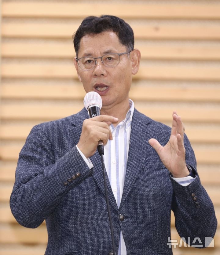 [수원=뉴시스] 강연하는 김연철 인제대 교수(사진제공=경기시민포럼)