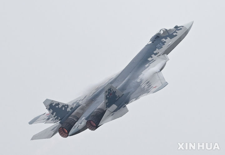 [주하이=신화/뉴시스] 중국 최대 에어쇼 주하이에어쇼(중국국제항공우주박람회)에 최신예 스텔스기 수호이(Su)-57를 파견한 러시아가 에어쇼에서 첫 수출 계약을 체결했다. 사진은 지난 11일 Su-57이 예행연습 비행 중인 모습. 2024.11.12