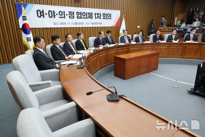 [서울=뉴시스] 조성봉 기자 =한덕수 국무총리가 11일 오전 서울 여의도 국회에서 열린 여·야·의·정 협의체 1차 회의에서 발언을 하고 있다. 이날 야당은 불참했다.  2024.11.11. suncho21@newsis.com
