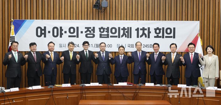 [서울=뉴시스] 조성봉 기자 = 한덕수 국무총리, 한동훈 국미의힘 대표, 이진우 대한의학회장을 비롯한 참석자들이 11일 오전 서울 여의도 국회에서 열린 여·야·의·정 협의체 1차 회의에 앞서 기념촬영을 하고 있다. 2024.11.11. suncho21@newsis.com