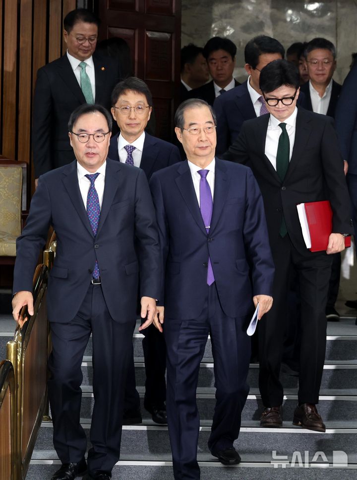[서울=뉴시스] 조성봉 기자 = 한덕수 국무총리, 한동훈 국민의힘 대표, 이진우 대한의학회장이 11일 오전 서울 여의도 국회에서 열린 여·야·의·정 협의체 1차 회의에 참석하고 있다. 2024.11.11. suncho21@newsis.com