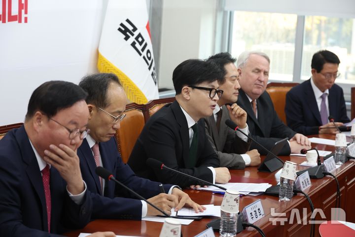 [서울=뉴시스] 조성봉 기자 = 한동훈 국민의힘 대표가 11일 오전 서울 여의도 국회에서 열린 최고위원회의에서 발언을 하고 있다. 2024.11.11. suncho21@newsis.com