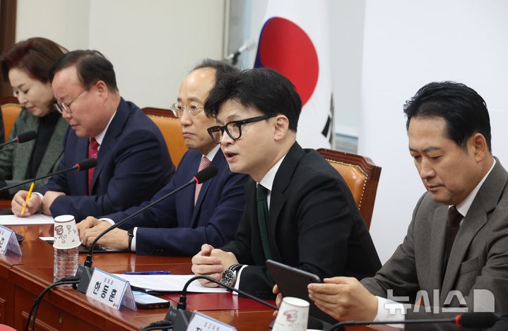 [서울=뉴시스] 조성봉 기자 = 한동훈 국민의힘 대표가 11일 오전 서울 여의도 국회에서 열린 최고위원회의에서 발언을 하고 있다. 2024.11.11. suncho21@newsis.com