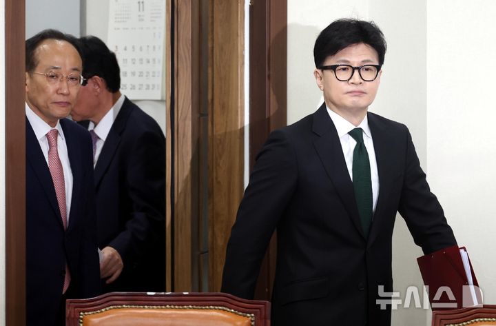 [서울=뉴시스] 조성봉 기자 = 한동훈 국민의힘 대표와 추경호 원내대표가 11일 오전 서울 여의도 국회에서 열린 최고위원회의에 참석하고 있다. 2024.11.11. suncho21@newsis.com