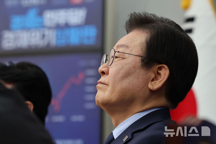 [서울=뉴시스] 권창회 기자 = 이재명 더불어민주당 대표가 11일 오전 서울 여의도 국회에서 열린 최고위원회의에서 생각에 잠겨 있다. 2024.11.11. kch0523@newsis.com