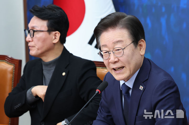 [서울=뉴시스] 권창회 기자 = 이재명 더불어민주당 대표가 11일 오전 서울 여의도 국회에서 열린 최고위원회의에서 발언하고 있다. 2024.11.11. kch0523@newsis.com