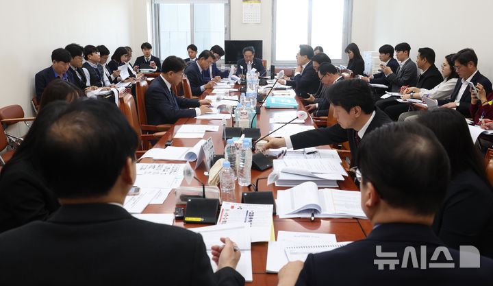 [서울=뉴시스] 조성봉 기자 = 강승규 산자위 예산결산 소위원장을 비롯한의원들이 11일 오전 서울 여의도 국회에서 열린 산업통상자원중소벤처기업위원회 예산결산소위원회에서 안건을 심사하고 있다.2024.11.11. suncho21@newsis.com