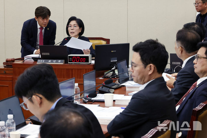 [서울=뉴시스] 조성우 기자 = 11일 오전 서울 여의도 국회에서 열린 과학기술정보방송통신위원회 전체회의에서 최민희 위원장이 발언하고 있다. 2024.11.11. xconfind@newsis.com