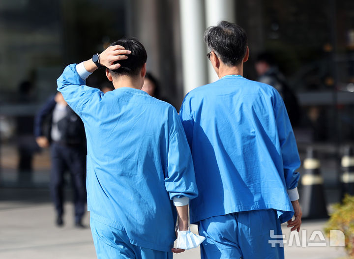 [서울=뉴시스] 김명년 기자 = 여야의정 협의체가 출범한 지난 11일 오전 서울시내 한 대학병원에서 의료진이 이동하고 있는 모습. 2024.11.11. kmn@newsis.com