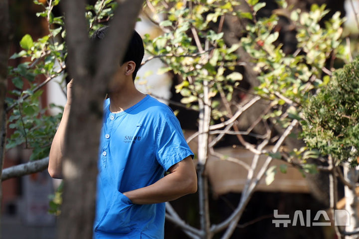 [서울=뉴시스] 김명년 기자 = 여야의정 협의체가 출범한 11일 오전 서울시내 한 대학병원에서 의료진이 이동하고 있다. 2024.11.11. kmn@newsis.com