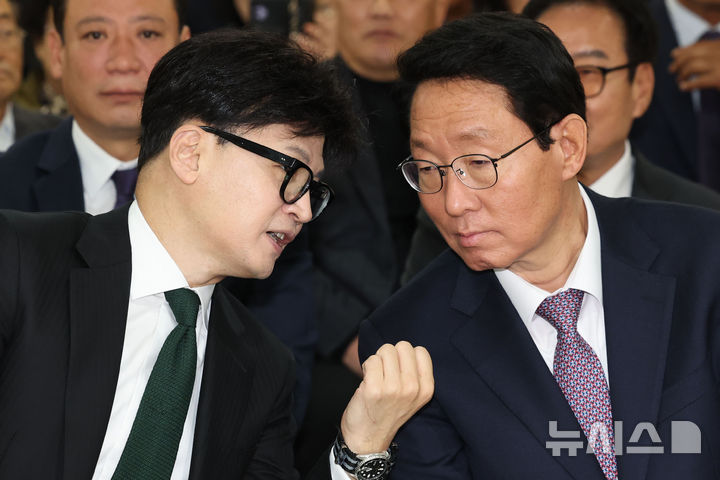 [서울=뉴시스] 권창회 기자 = 한동훈 국민의힘 대표가 11일 오전 서울 여의도 국회 의원회관에서 열린 박정희 대통령 사진전에서 김상훈 정책위의장과 대화하고 있다. 2024.11.11. kch0523@newsis.com