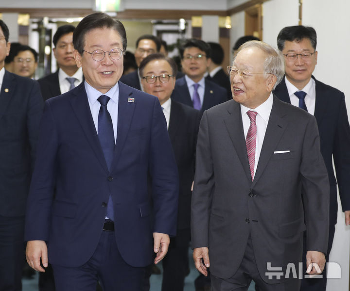 [서울=뉴시스] 국회사진기자단 = 이재명 더불어민주당 대표가 11일 오전 서울 마포구 경총회관에서 손경식 한국경영자총협회 회장과 만나 대화를 나누고 있다. 2024.11.11. photo@newsis.com