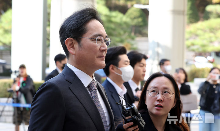 [서울=뉴시스] 추상철 기자 = 이재용 삼성전자 회장이 11일 오후 서울 서초구 서울중앙지방법원에서 열린 '삼성 부당합병 의혹' 관련 4차 공판에 출석하고 있다. 2024.11.11. scchoo@newsis.com