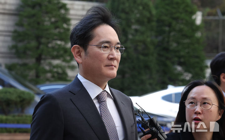 [서울=뉴시스] 추상철 기자 = 이재용 삼성전자 회장이 11일 오후 서울 서초구 서울중앙지방법원에서 열린 '삼성 부당합병 의혹' 관련 4차 공판에 출석하고 있다. 2024.11.11. scchoo@newsis.com