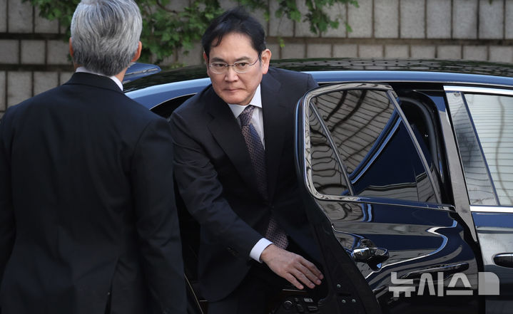 [서울=뉴시스] 추상철 기자 = 이재용 삼성전자 회장이 11일 오후 서울 서초구 서울중앙지방법원에서 열린 '삼성 부당합병 의혹' 관련 4차 공판에 출석하고 있다. 2024.11.11. scchoo@newsis.com