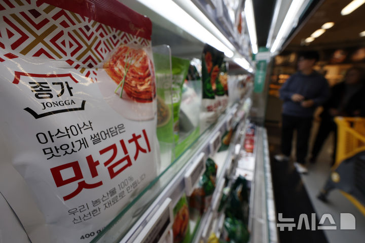[서울=뉴시스] 김명년 기자 = 김장 물가가 크게 오르면서 김치를 담그는 대신 구입하려는 수요가 늘고 있다. 11일 오후 서울시내 한 대형마트에 김치가 진열돼 있다. 2024.11.11. kmn@newsis.com