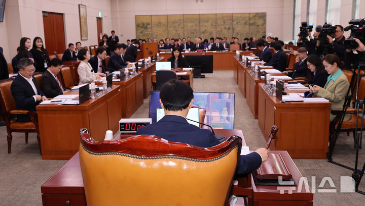 [서울=뉴시스] 권창회 기자 = 전재수 문체위 위원장이 11일 오후 서울 여의도 국회에서 열린 문화체육관광위원회 전체회의에서 의사봉을 두드리고 있다. 2024.11.11. kch0523@newsis.com