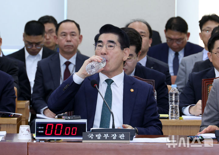 [서울=뉴시스] 고승민 기자 = 김용현 국방부 장관이 11일 서울 여의도 국회에서 열린 제418회 국회(정기회) 제5차 국방위원회 전체회의에서 물을 마시고 있다. 2024.11.11. kkssmm99@newsis.com
