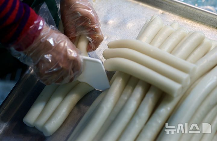 [서울=뉴시스] 김명년 기자 = 가래떡데이인 11일 오후 서울 중구 중앙떡집에서 직원이 가래떡을 포장하고 있다. 2024.11.11. kmn@newsis.com