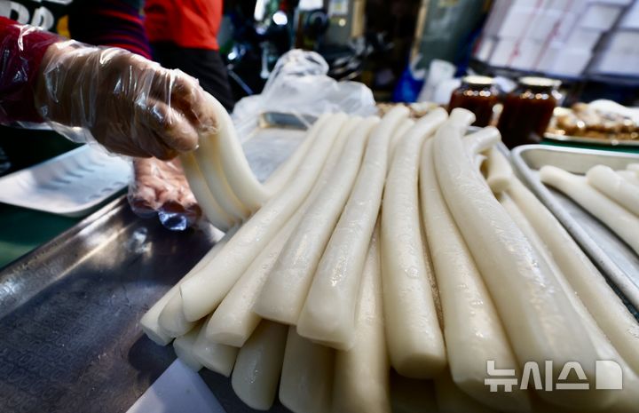 [서울=뉴시스] 김명년 기자 = 가래떡데이인 11일 오후 서울 중구 중앙떡집에서 직원이 가래떡을 포장하고 있다. 2024.11.11. kmn@newsis.com