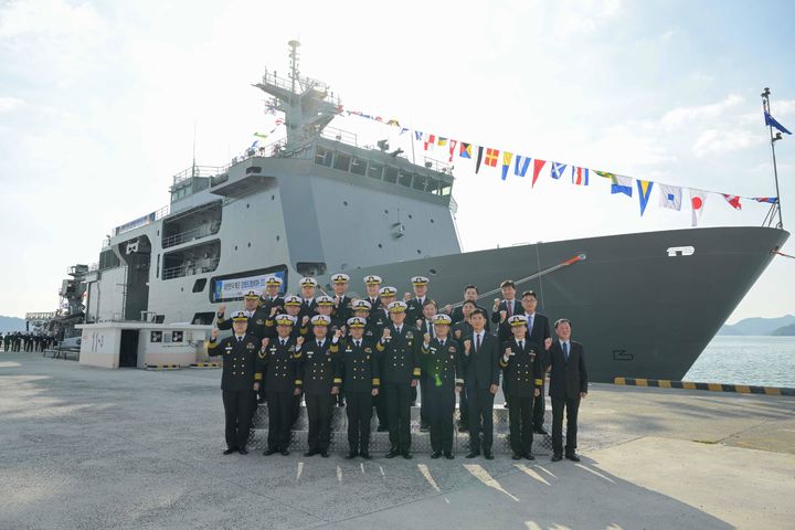[서울=뉴시스] 최성혁 해군작전사령관이 11일 경남 진해군항에서 열린 강화도함 취역식에서 참석자들과 기념촬영 하고 있다. 이날 취역한 강화도함은 전력화 훈련을 거친 후 2025년 전반기 특수전전단에 배치되어 조난 잠수함 승조원 구조, 해난구조작전 지휘 및 통제, 심해 탐색 및 구조 임무를 수행하게 된다. (사진=해군 작전사령부 제공) 2024.11.11. photo@newsis.com *재판매 및 DB 금지