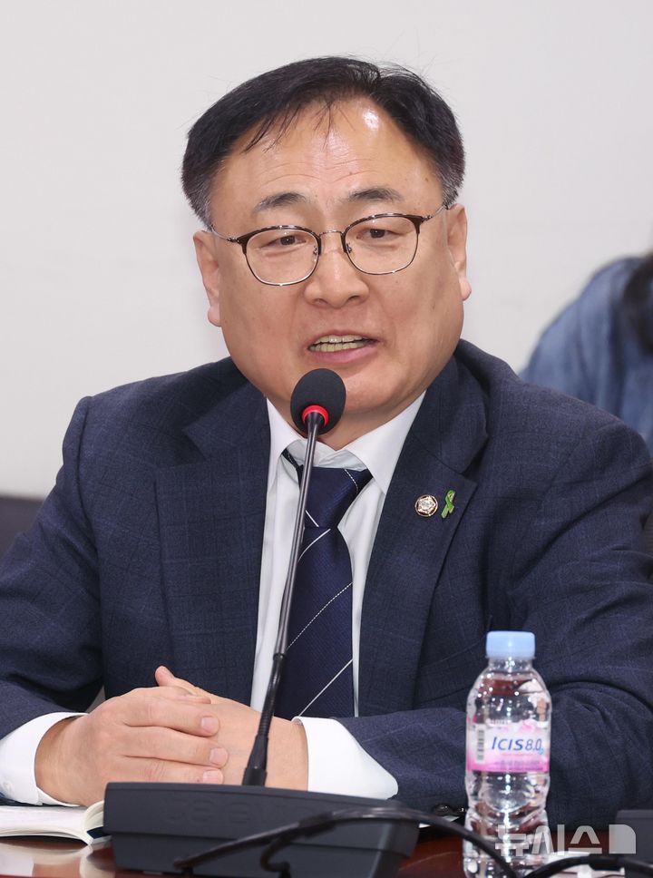 [서울=뉴시스] 조성봉 기자 = 이광희 더불어민주당 의원이 11일 오후 서울 여의도 국회에서 열린 '시민사회단체연대회의-국회시민정치포럼 공동 주최, 알권리가 위험하다 국회 토론회'에서 발언을 하고 있다. 2024.11.11. suncho21@newsis.com