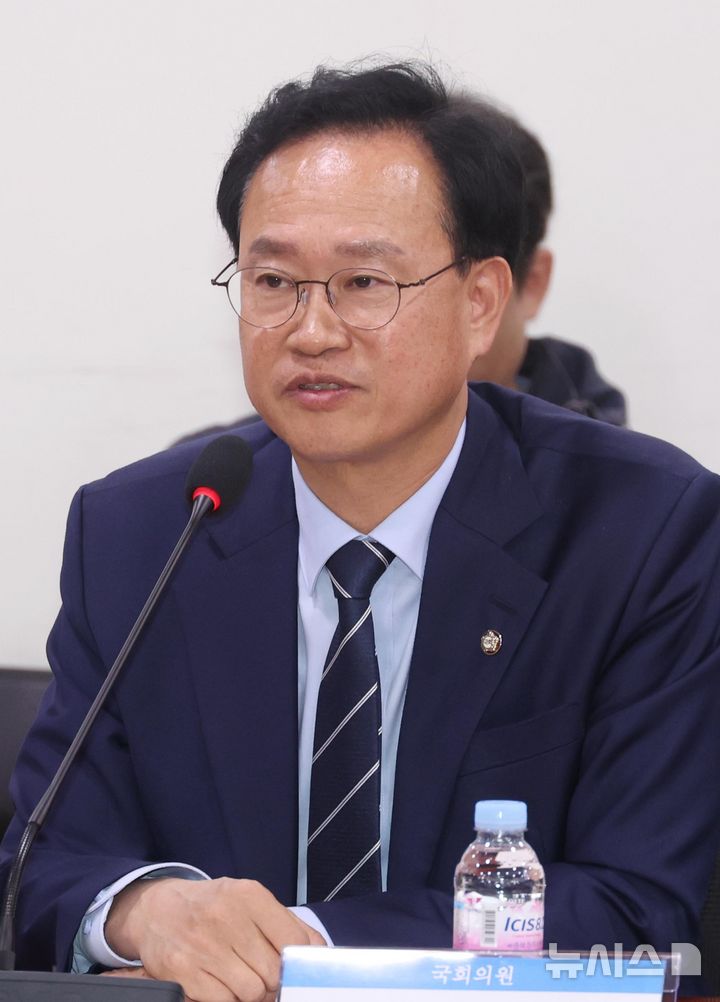 [서울=뉴시스] 조성봉 기자 = 송재봉 더불어민주당 의원이 11일 오후 서울 여의도 국회에서 열린 '시민사회단체연대회의-국회시민정치포럼 공동 주최, 알권리가 위험하다 국회 토론회'에서 발언을 하고 있다. 2024.11.11. suncho21@newsis.com