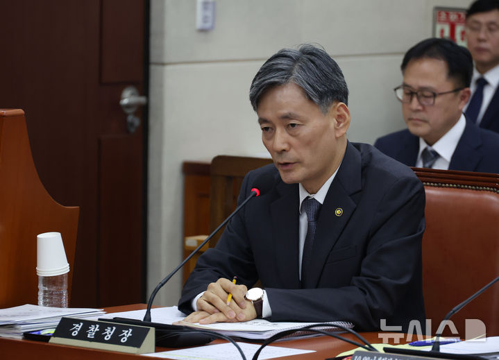 [서울=뉴시스] 고승민 기자 = 조지호 경찰청장이 11일 서울 여의도 국회에서 열린 제418회 국회(정기회) 제10차 행정안전위원회 전체회의에서 의원 질의에 답하고 있다. 2024.11.11. kkssmm99@newsis.com