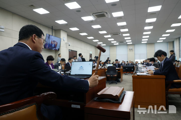 [서울=뉴시스] 고승민 기자 = 신정훈 국회 행안위원장이 11일 서울 여의도 국회에서 제418회 국회(정기회) 제10차 행정안전위원회 전체회의를 개의하고 있다. 2024.11.11. kkssmm99@newsis.com