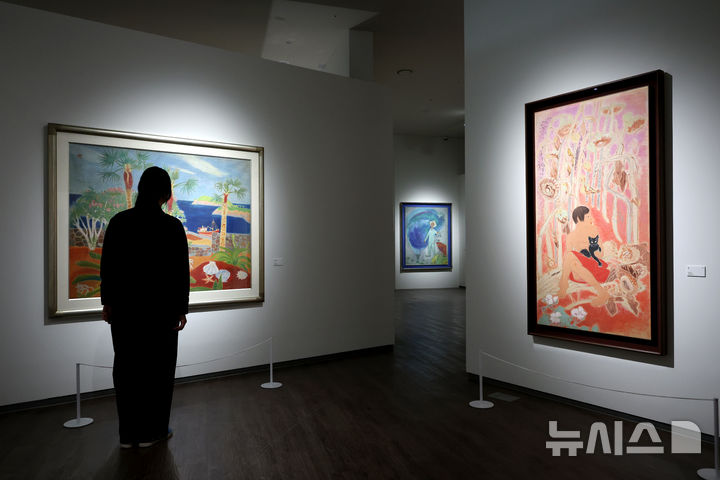 [고흥=뉴시스] 박진희 기자 = 천경자 100주년 기념 특별전 ‘찬란한 전설, 천경자’ 개막식 열린 11일 전남 고흥군 분청문화박물관에 고 천경자 화백의 주요 작품이 전시되어 있다. 천 화백의 차녀 수미타 김이 예술총감독을 맡은 이번 특별전은 미공개 작품을 포함, 채색화 36점, 드로잉 34점, 유품 25점 등 모두 120여 점을 오는 12월 31일까지 분청문화박물관에서 관람할 수 있다. 2024.11.11. pak7130@newsis.com