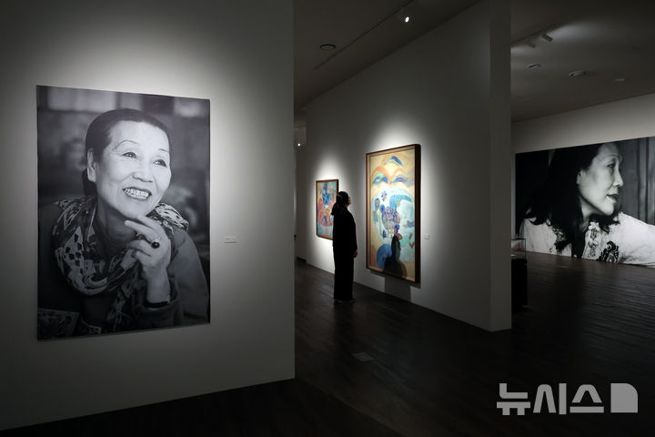 [고흥=뉴시스] 박진희 기자 = 천경자 100주년 기념 특별전 ‘찬란한 전설, 천경자’ 개막식 열린 11일 전남 고흥군 분청문화박물관에 고 천경자 화백의 주요 작품이 전시되어 있다. 천 화백의 차녀 수미타 김이 예술총감독을 맡은 이번 특별전은 미공개 작품을 포함, 채색화 36점, 드로잉 34점, 유품 25점 등 모두 120여 점을 오는 12월 31일까지 분청문화박물관에서 관람할 수 있다. 2024.11.11. pak7130@newsis.com