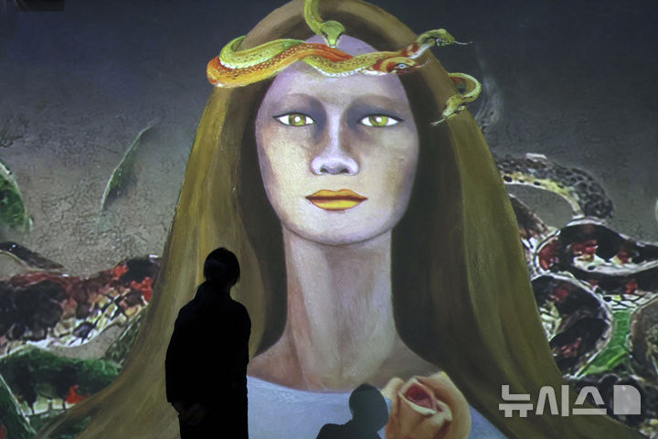 [고흥=뉴시스] 박진희 기자 = 천경자 100주년 기념 특별전 '찬란한 전설, 천경자' 개막식이 열린 지난해 11월11일 전남 고흥군 분청문화박물관에 이이남 프로젝트 미디어 작품 '환상여행'이 전시되어 있다. 2024.11.11. pak7130@newsis.com
