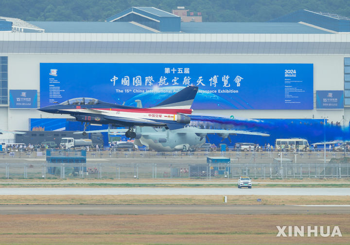 [주하이=신화/뉴시스] 격년으로 개최되는 중국 최대 에어쇼인 주하이에어쇼(중국국제항공우주박람회)가 12일 광둥성 주하이에서 개막했다. 11일 중국 항공팀이 예행연습을 진행 중인 모습. 2024.11.12 