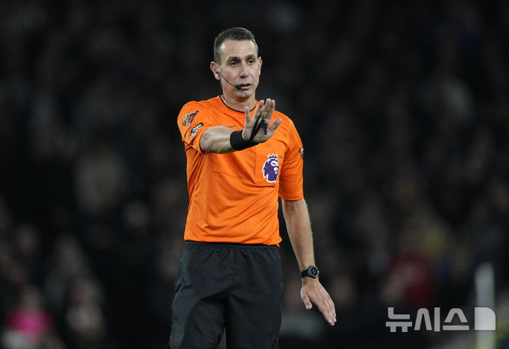 [런던=AP/뉴시스] 잉글랜드프로겨기심판기구(PGMOL)로부터 퇴출당한 데이비드 쿠트 심판. 2024. 1. 31.