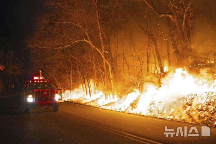 [제닝스크리크( 미 뉴저지주)= AP/뉴시스] 미국 뉴저지주 환경보호국이 제공한 11월 9일의 제닝스 산불의 현장 사진. 2024. 11.12. 