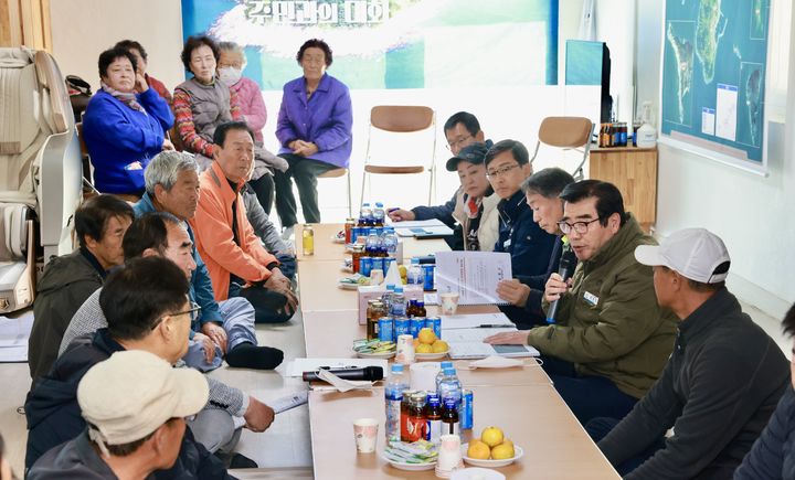 [보령=뉴시스] 김동일 보령시장이 관내 도서지역을 방문, 주민들과 이야기를 나누고 있다. (사진=보령시청 제공) 2024.11.12. photo@newsis.com *재판매 및 DB 금지