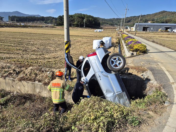 [서천=뉴시스] 지난 11일 오후 12시40분께 충남 서천군 문산면 북산리에서 SUV 차량이 주행 중 도로를 이탈해 농수로에 빠져 출동한 구급대원들이 운전자 구조에 나서고 있다. (사진=서천소방서 제공) 2024.11.12. photo@newsis.com *재판매 및 DB 금지