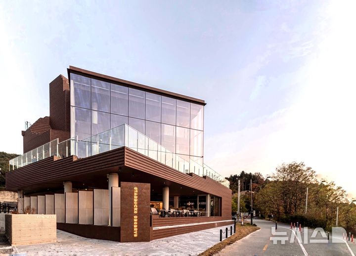 [서울=뉴시스] 스타벅스 '더춘천의암호R'점 외부 전경. (사진=스타벅스 코리아 제공)