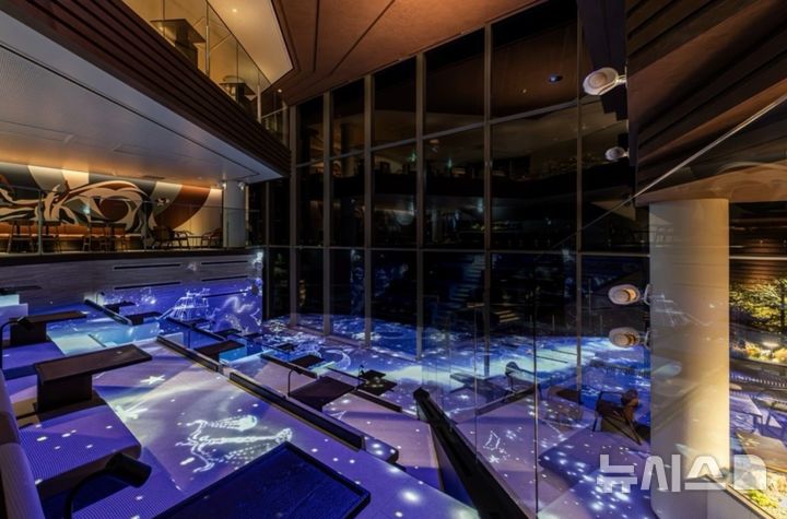 [서울=뉴시스] 스타벅스 '더춘천의암호R'점 미디어 아트 시연 모습. (사진=스타벅스 코리아 제공)