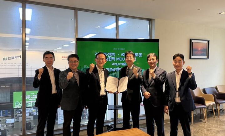 [서울=뉴시스] (왼쪽 세번째부터)유진로봇 박성주 대표, 건솔루션 김삼성 대표 외 양사 주요 임원들이 참석한 가운데, 유진로봇과 건솔루션이 지난 11일 경기도 안양시 석수동 건솔루션 본사에서 자율이동 조작 로봇 공동개발을 위한 MOU를 진행했다. 2024.11.12. (사진=유진로봇 제공) *재판매 및 DB 금지