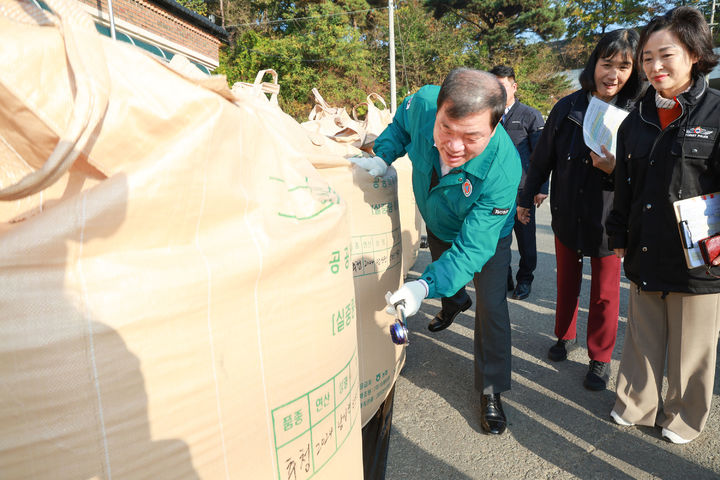 [산청=뉴시스] 산청군 공공비축미 건조벼 매입. (사진=산청군 제공) 2024.11.12. photo@newsis.com *재판매 및 DB 금지