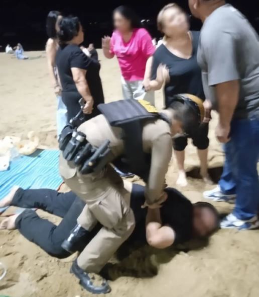 [서울=뉴시스] 12일 더파타야뉴스 등 현지 매체들에 따르면 지난 6일(현지시각) 오전 0시12분께 경찰에 파타야 비치 로드 입구 근처에서 우즈베키스탄 여성들 간 난투극이 벌어졌다는 신고가 접수됐다. (사진= 더 파타야 뉴스 보도화면 캡처) *재판매 및 DB 금지