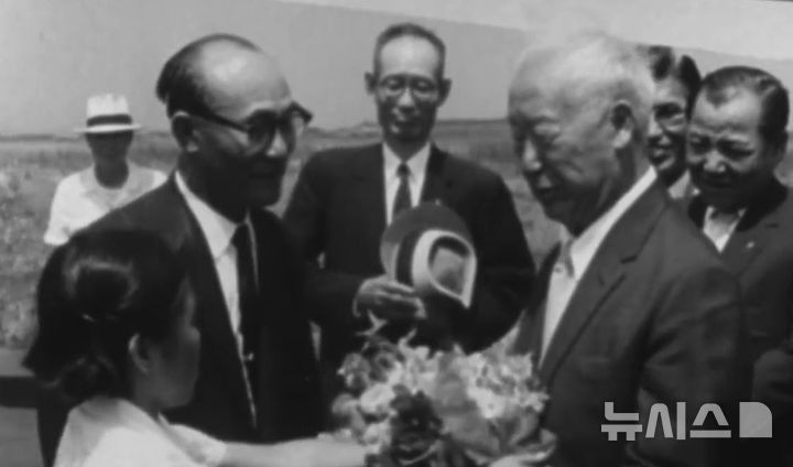 [제주=뉴시스] 1959년 8월 당시 이승만 대통령이 제주도를 방문해서 국립목장인 송당목장 등을 둘러봤다. (사진=제주도 기록관에서 캡처) 2024.11.12. photo@newsis.com