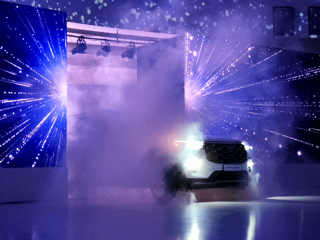 [서울=뉴시스] 유희석 기자 = 12일 서울 세빛섬에서 열린 포드코리아의 '더 뉴 포드 익스플로러' 쇼케이스 행사에서 6세대 부분변경 익스플로러 모델이 공개되고 있다. 2024.11.12 photo@newsis.com *재판매 및 DB 금지