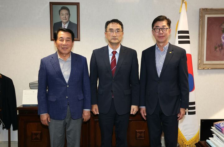 [양산=뉴시스] 사진 왼쪽부터 주포르투갈 대한민국대사관을 방문한 나동연 양산시장, 조영무 주포르투갈 대사, 박창현 양산상공회의소 회장. (사진=양산시 제공) 2024.11.12. photo@newsis.com *재판매 및 DB 금지