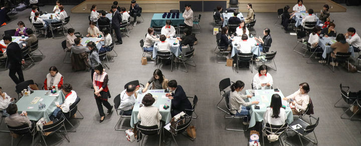 12일 오후 서울 강동구 현대백화점 천호점 문화홀에서 '브리지(Bridge) 게임' 토너먼트 대회 참가자들이 경기를 하고 있다. (사진=현대백화점 제공) *재판매 및 DB 금지