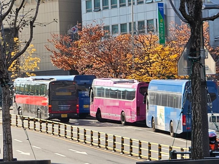 [서울=뉴시스] 이태성 기자 = 12일 오전 찾은 서울 중구 숭례문 인근 8차선 도로. 한 관광버스가 정차를 위해 비상등을 켜고 있다. 2024.11.12. victory@newsis.com *재판매 및 DB 금지